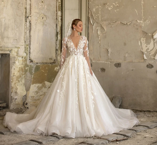 

Abiti da sposa Новое удивительное длинное свадебное платье 2020 v-образный вырез с длинным рукавом Часовня Поезд аппликации кружева тюлевые платья ...