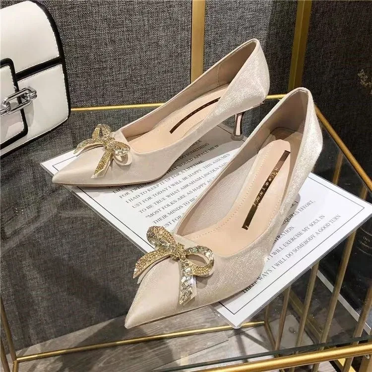 

Туфли-лодочки женские, шелковые, атласные, заостренный носок, кристаллы, высокий каблук, без застежки, свадебные босоножки, брендовые