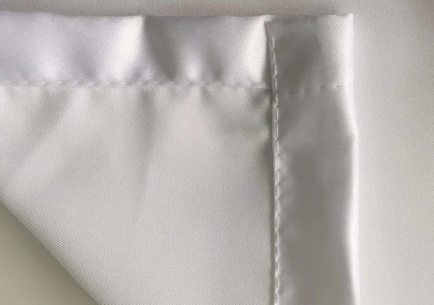 Дизайнерская скатерть на тему Хэллоуина с привидениями в средневековом