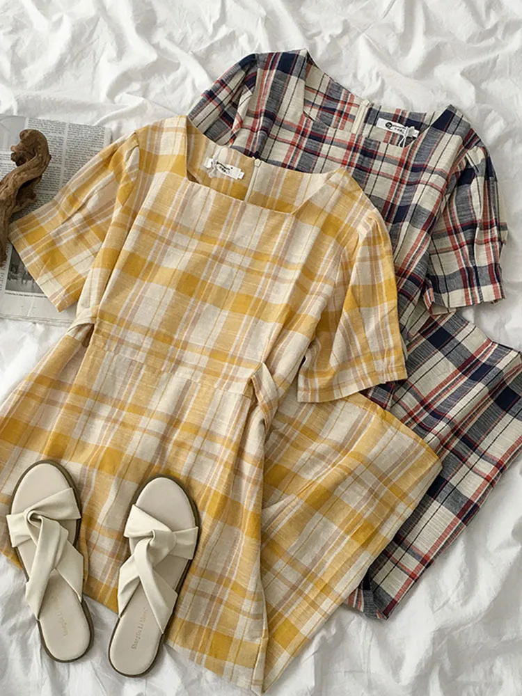 Клетчатое платье миди милое летнее с квадратным вырезом и коротким рукавом в