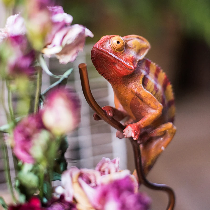 Скульптура Хамелеон для скалолазания на металлическом столбе альтернатива