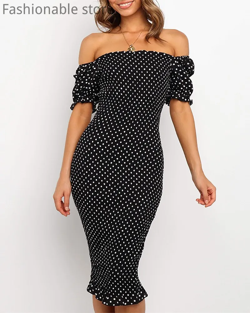 

Женская фотография в горошек с открытыми плечами