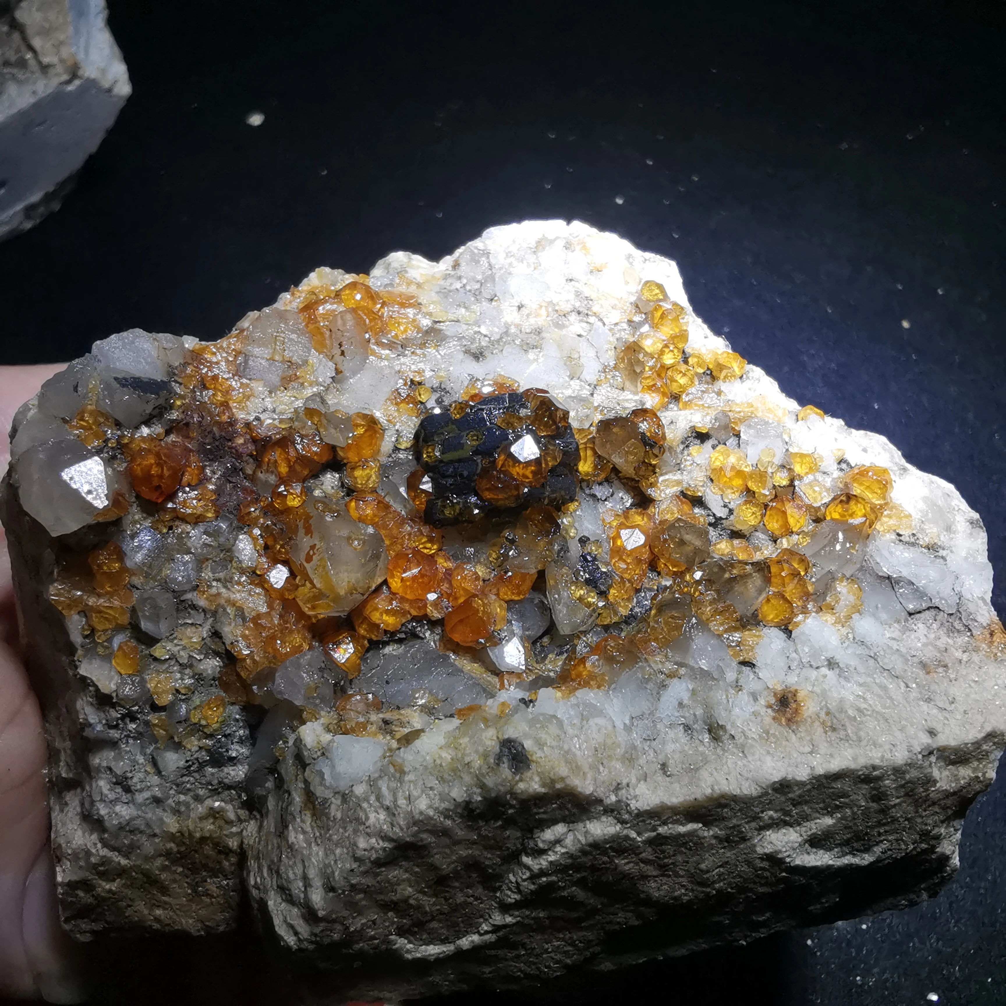 279 2 г. Редкий натуральный гранат кристалл Шестиугольная точка feldspar слюда латунь