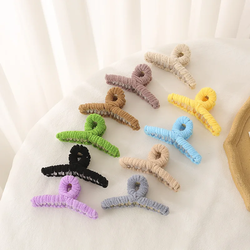 

Autumn/Winter 2021 New Cute Plush Large Catch Clip Temperament Simple Disc Hair Catch Clip Girl Cross Hairpin Disc Hair