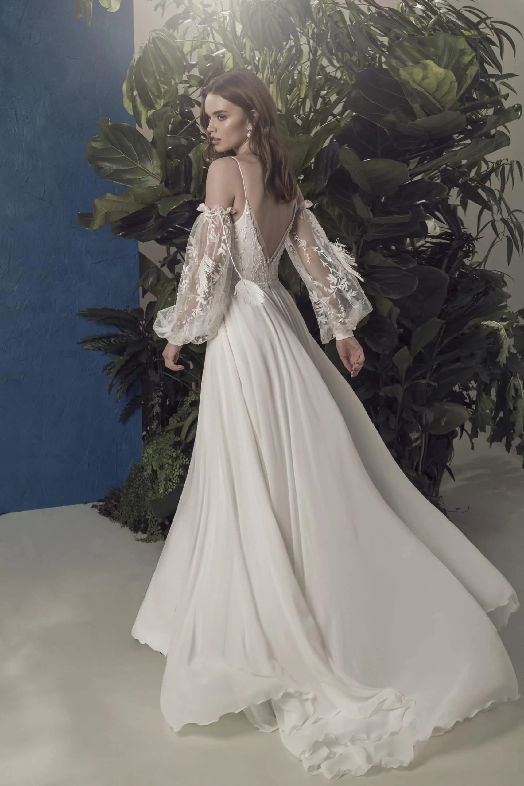 

2020 Fashion Wedding Dresses Spaghetti Straps Long Sleeve Backless Chiffon Bridal Gowns Lace Appliques Sweep Train Wedding Dress