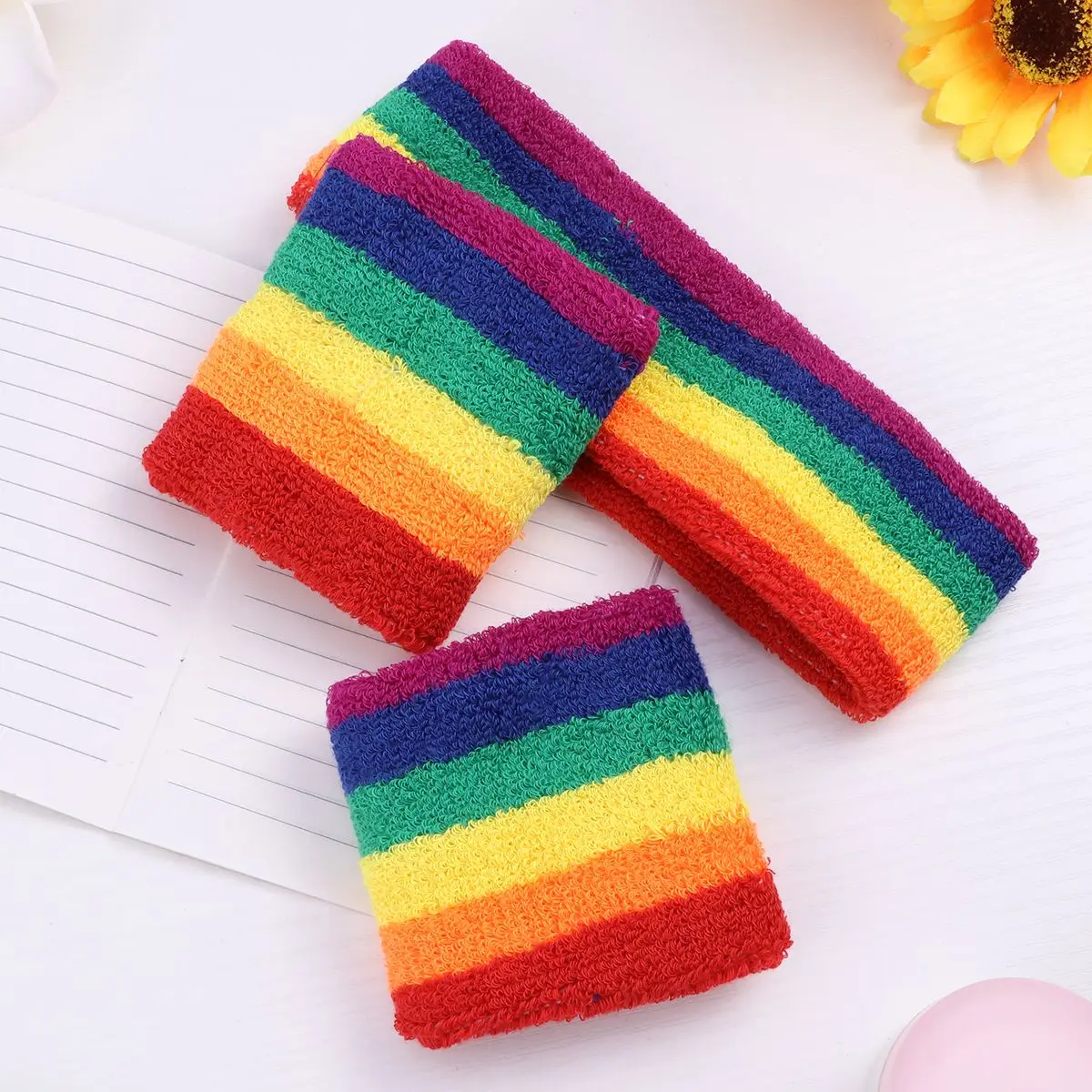 Набор полосатых свитеров из 3 предметов включает 1 спортивную повязку на голову и