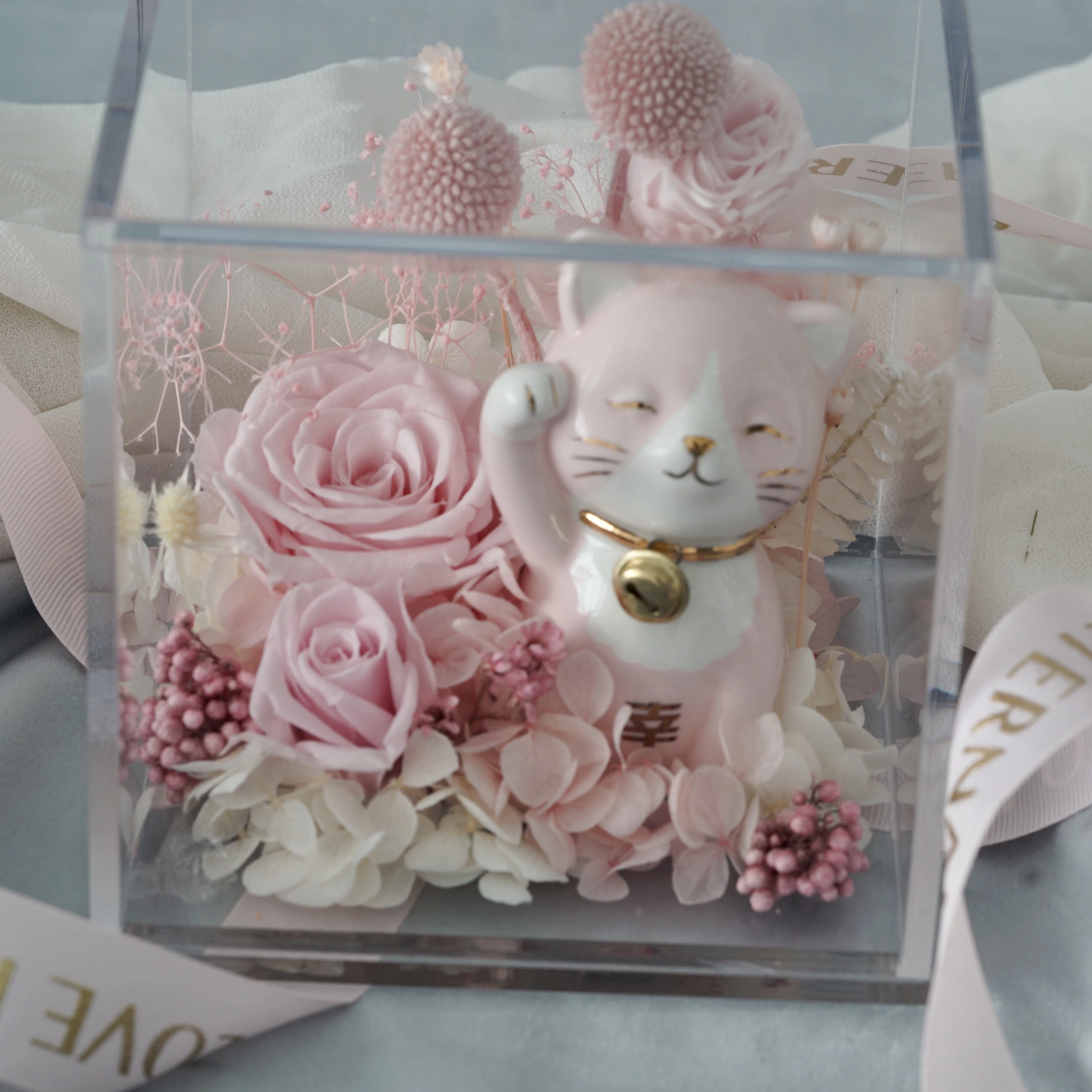 Счастливая кошка сохраняющая цветок розы бессмертный стеклянная коробка