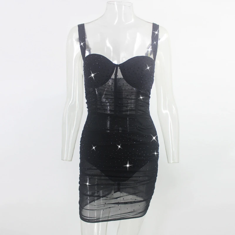 Блестящее облегающее платье на тонких бретельках с открытой спиной для