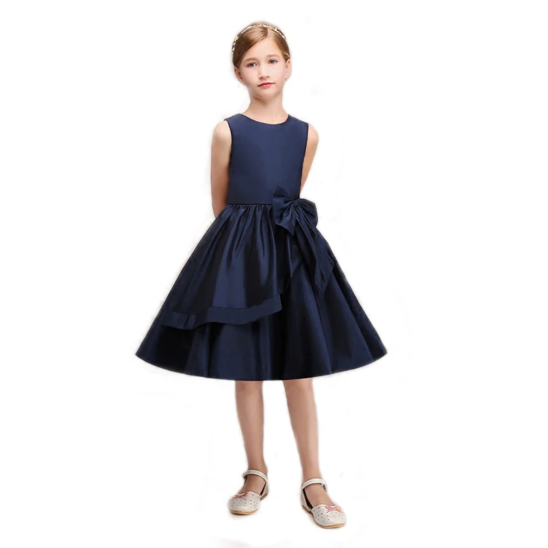 Короткое атласное платье принцессы без рукавов трапециевидного силуэта для