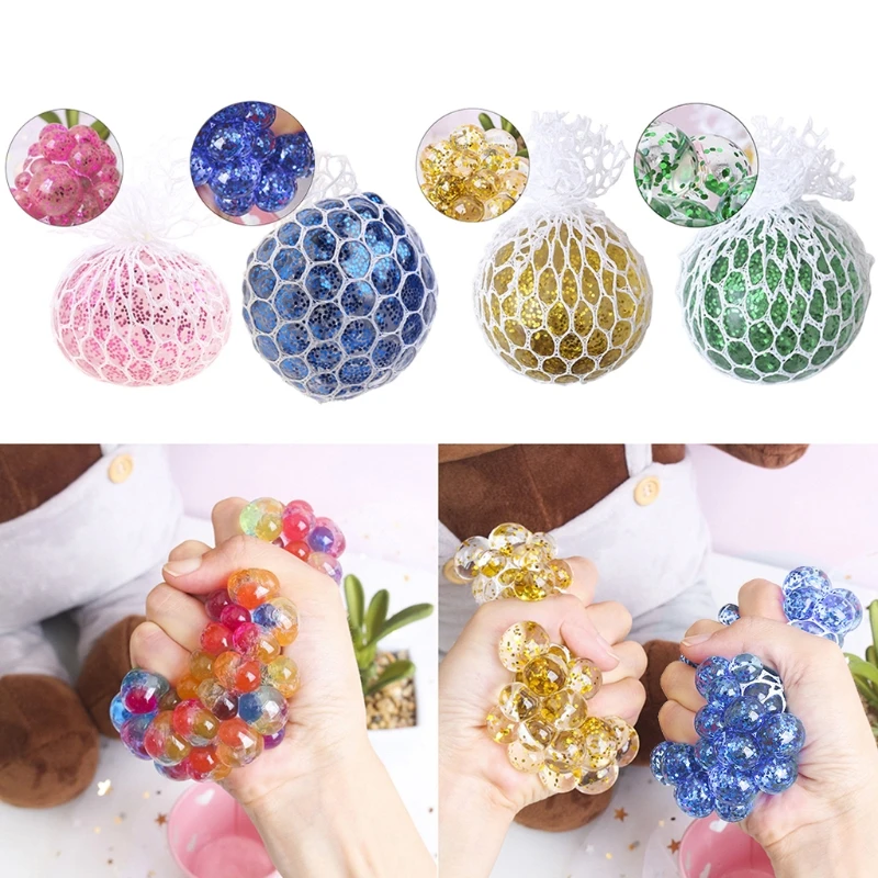 Милые люди из шаров чтобы отпустить программирующий мяч для снятия давления