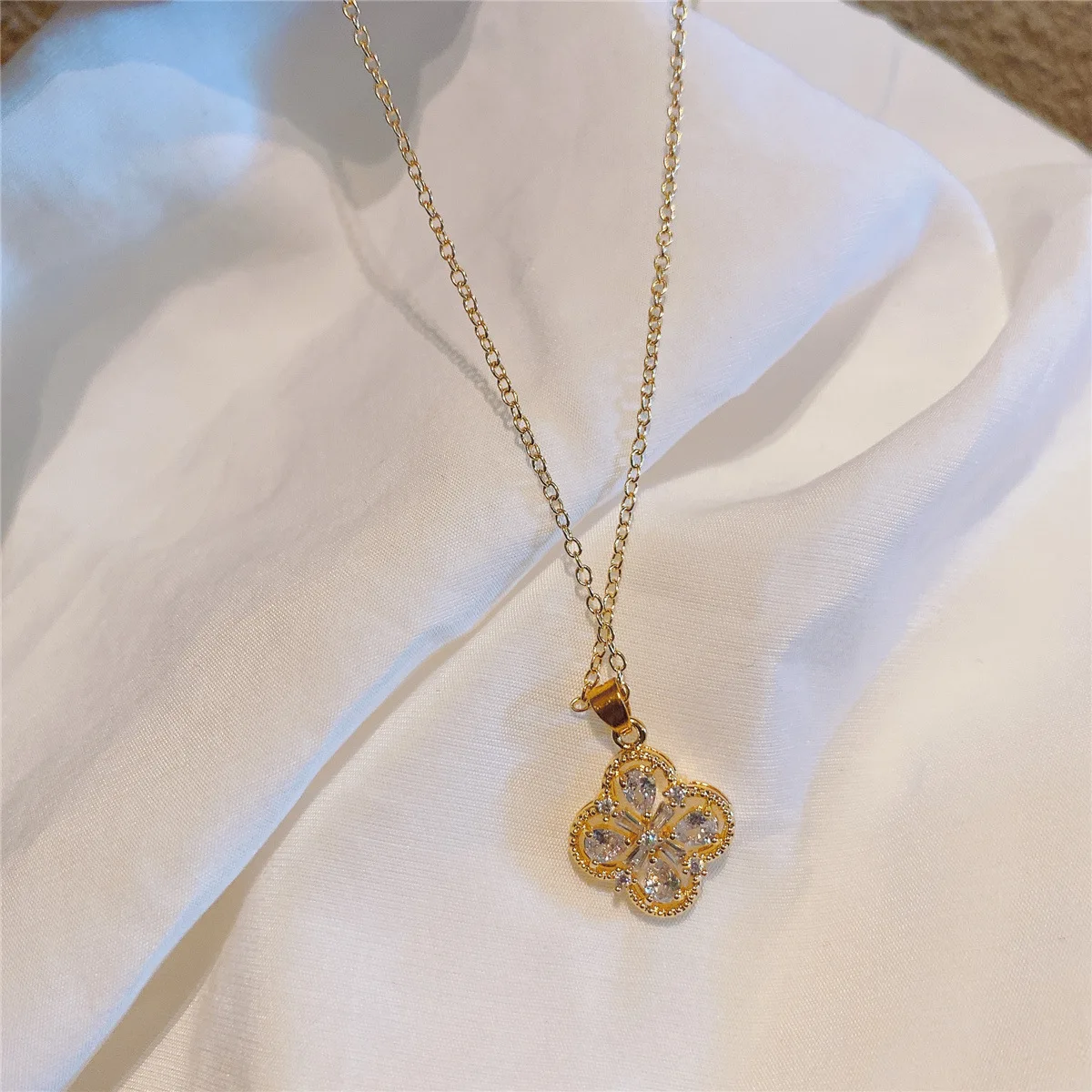 

LISM new copper inlaid zircon creative flowers and plants shape ladies temperament luxury necklace pendant fashion jewelry