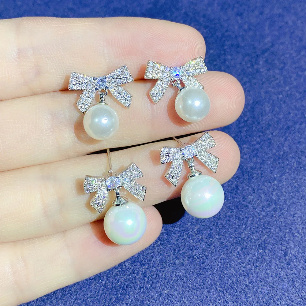 Женские дизайнерские серьги гвоздики серебристого цвета украшенные жемчугом и