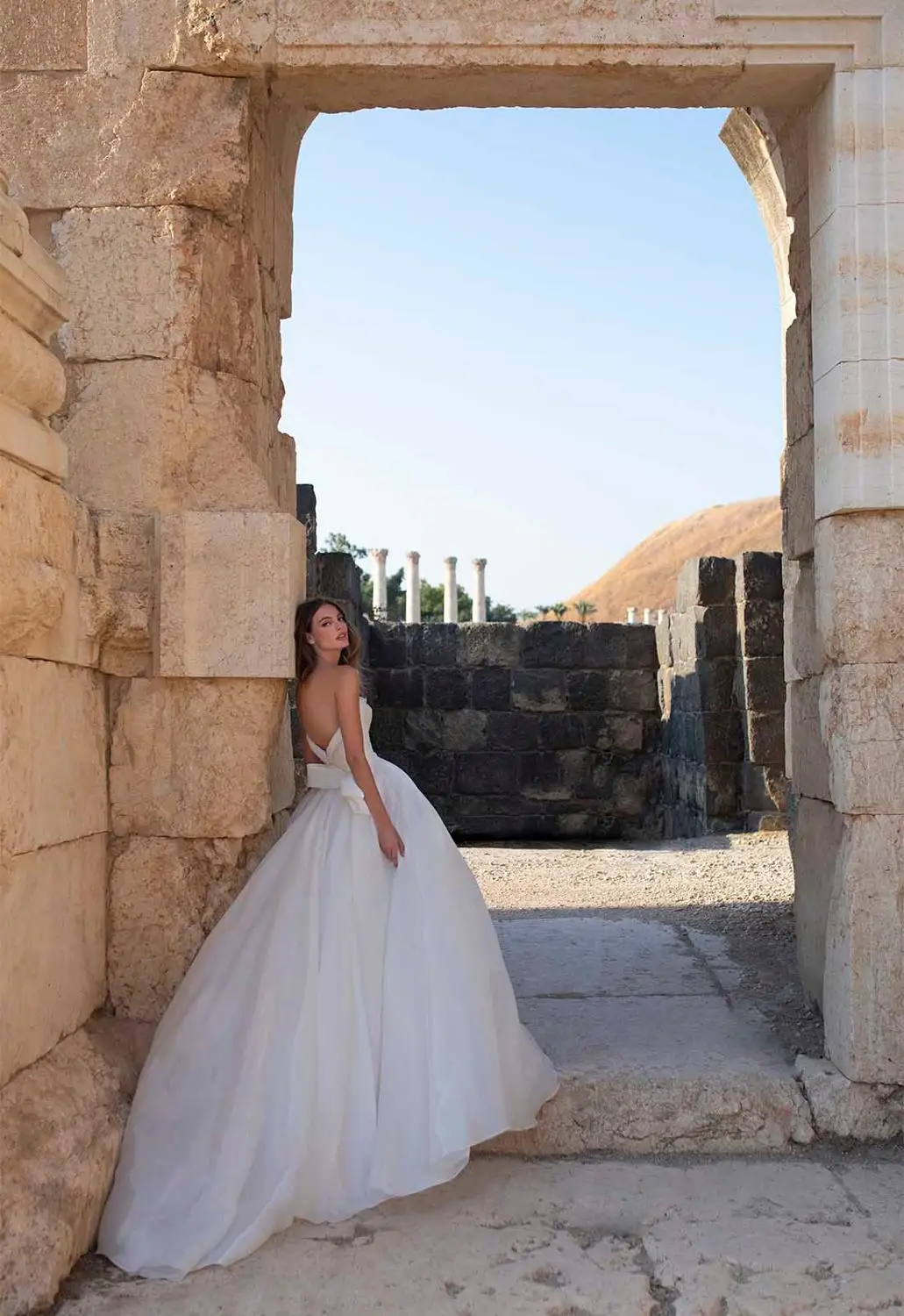 

Simple Strapless Wedding Dresses Ball Gown Satin Backless White Bow Sash Vestido De Noiva Custom Made Bridal Dress