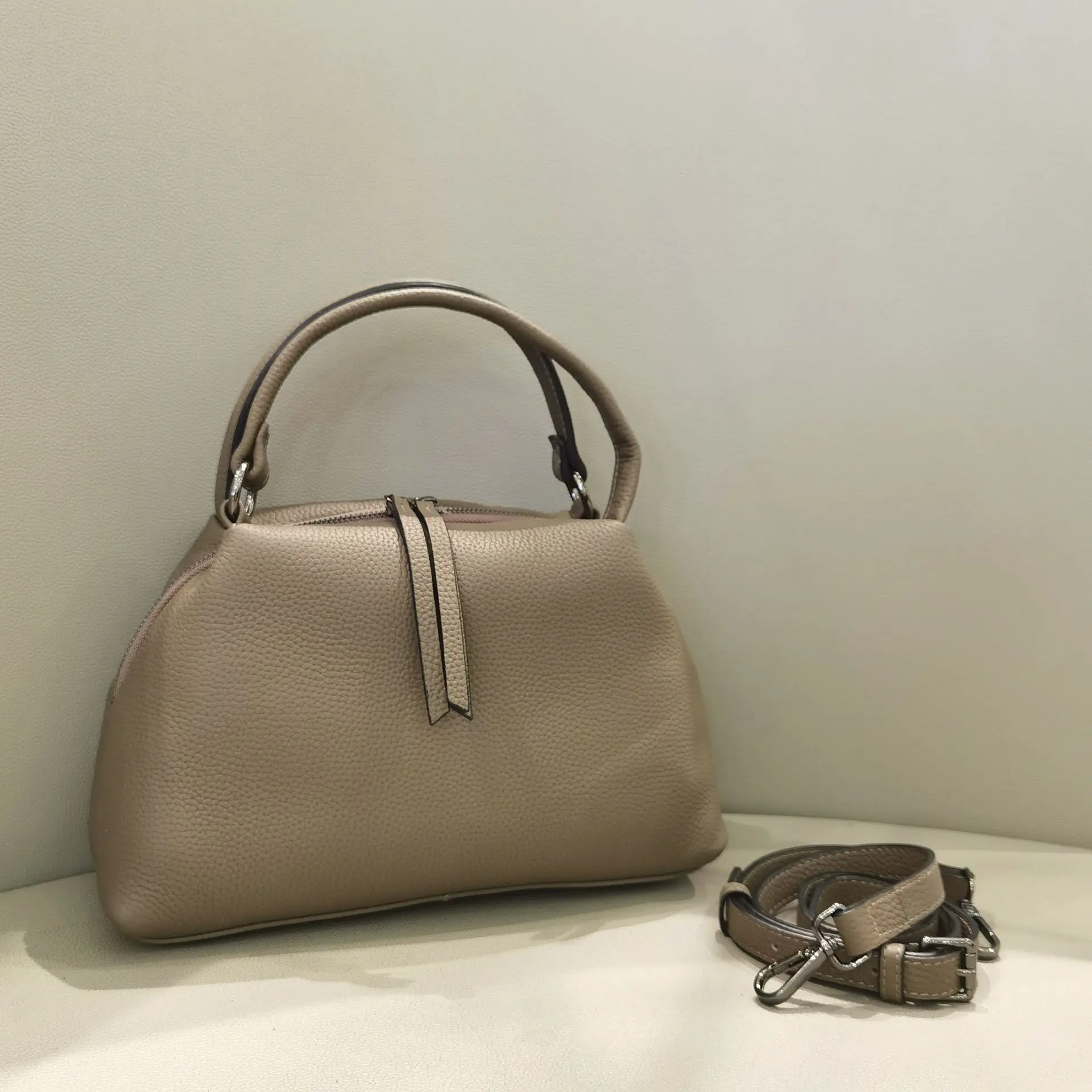 

New head-layer cowhy dumplings tote one-shoulder stiletto leather women's bag Korean version of fashion leisure large capacity