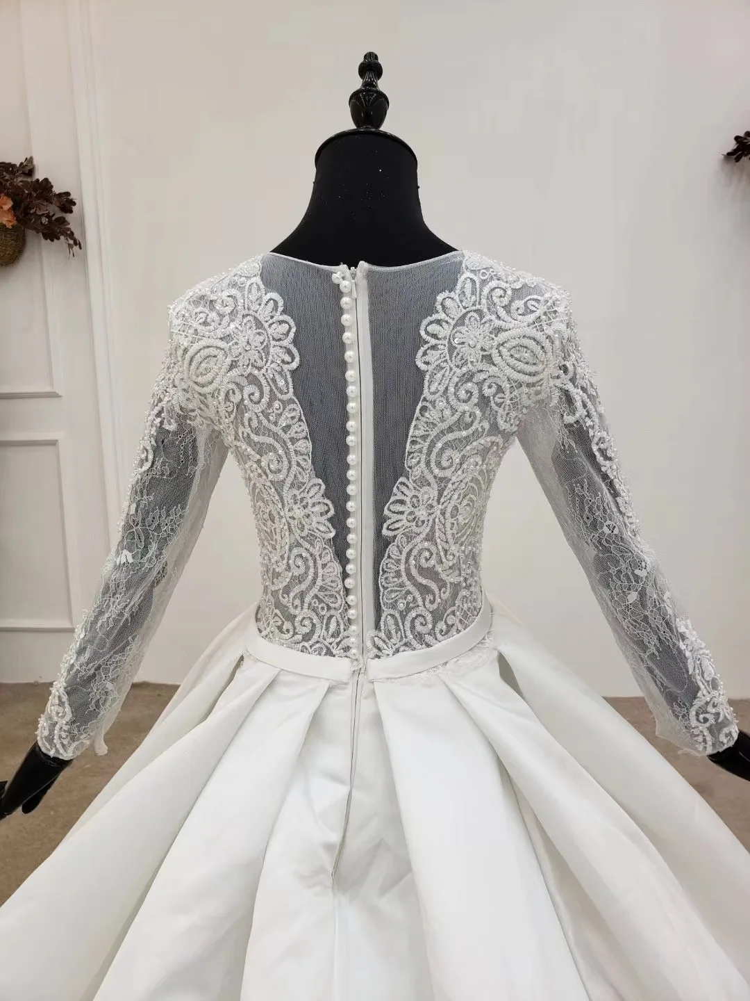 

Luxury Ball Gown Ruffles Wedding Dresses Long Sleeves V Neck Beaded Lace Appliqued Princess Garden 2020 Bridal Wedding Gowns
