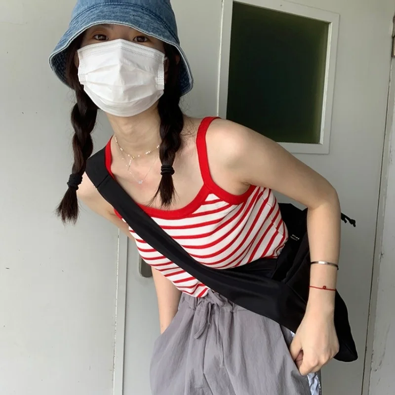 Женский жилет на бретельках летний красный сетчатый в полоску с дизайном сзади