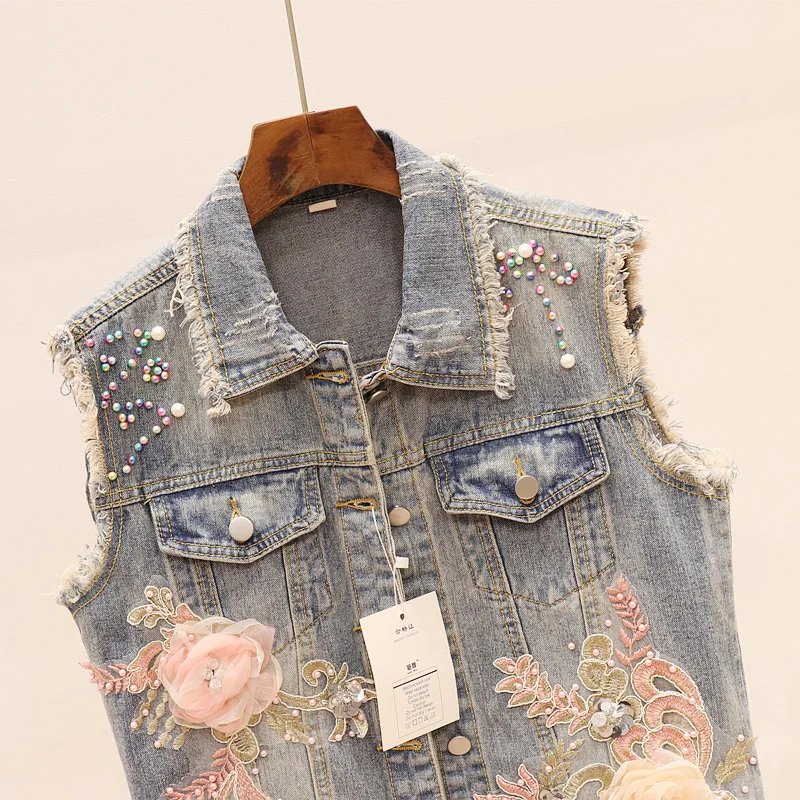 Женский джинсовый жилет облегающий без рукавов с аппликацией из бисера и цветов