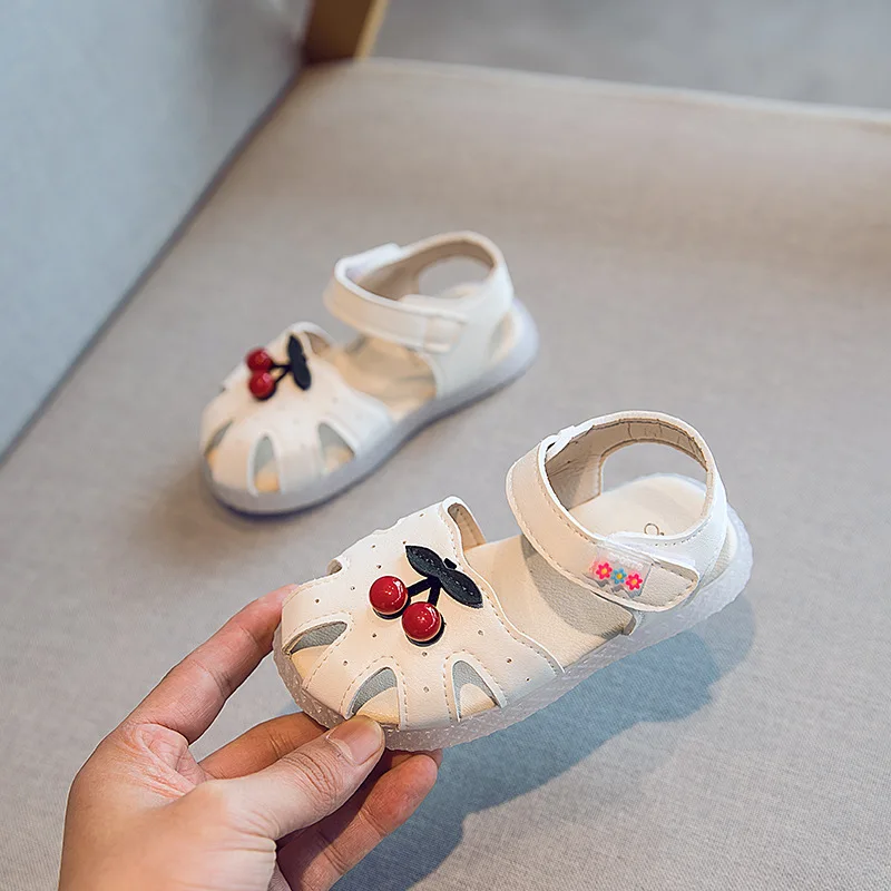 

2021 summer new girls Baotou beach shoes soft bottom hollow baby sandals