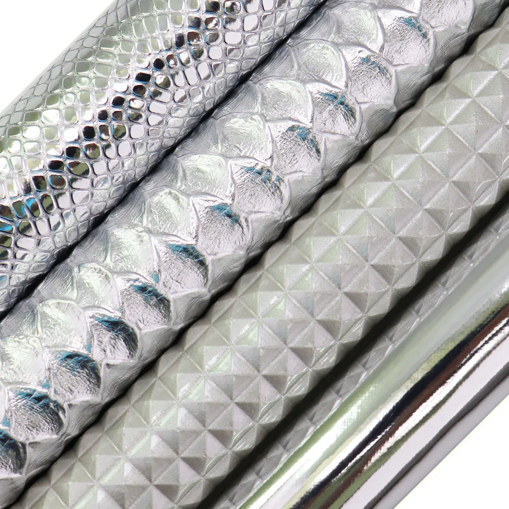 Искусственная кожа серебристая гладкая зеркальная личи 30x134 см в рулоне