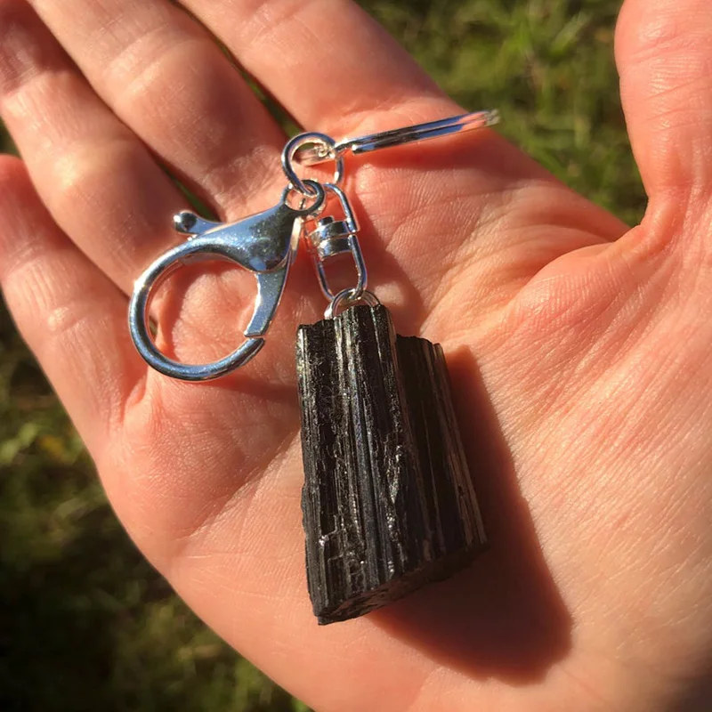 Брелок с черным турмалином необработанный кристалл каменный брелок ключница