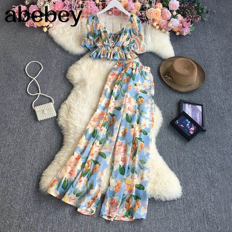 

Женский комплект из двух предметов, короткий топ с квадратным вырезом, пышными рукавами и оборками + широкие брюки с высокой талией и принто...