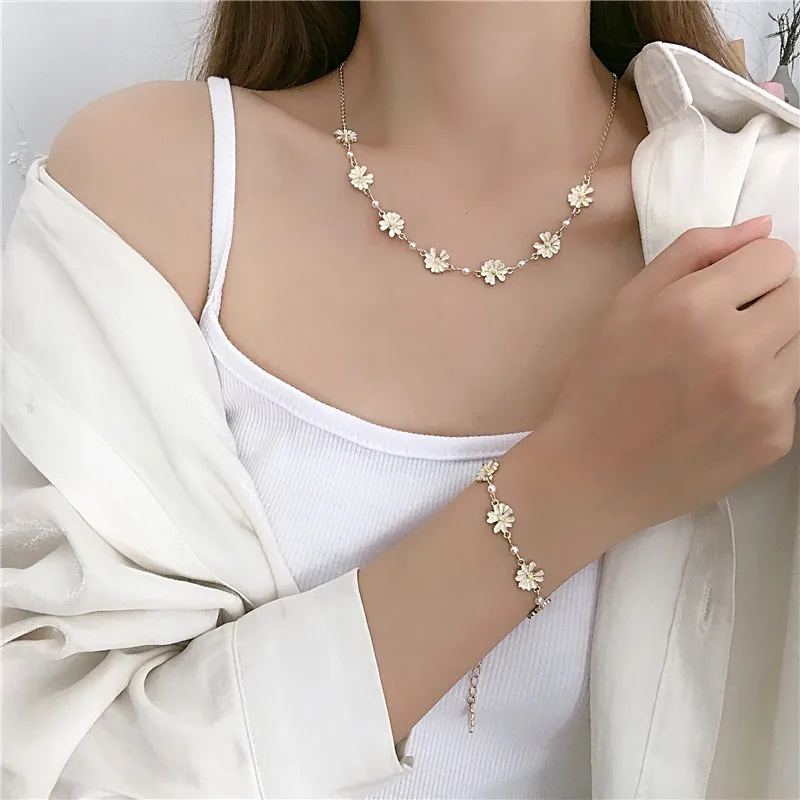 

Fashion Lovely Small Daisy Flower Choker Necklace for Women Girls Sweet Flower Pendant Short Necklace 2021 New Trend Jewelry