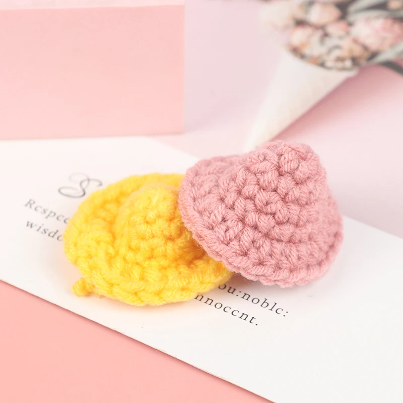 

1 шт., супермилая однотонная кукла, миниатюрная шапка ручной работы, вязаные аксессуары для кукольного домика