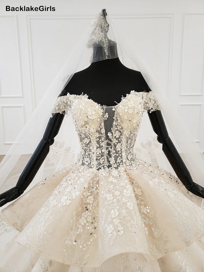 Свадебное платье в богемном стиле с объемным цветком бохо открытыми плечами