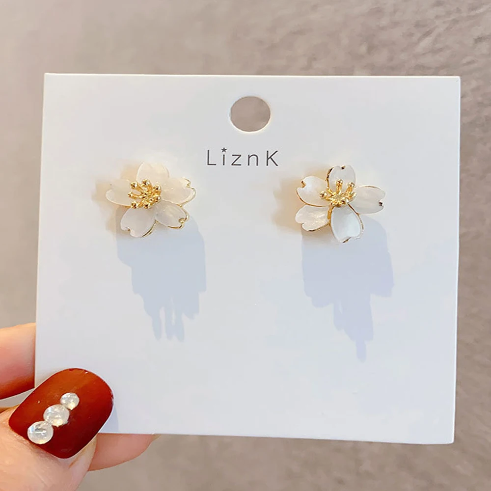 

Contracted And Fashionable Retro Flower Earrings Women's Fashion Stud Earrings Is Pure And Fresh And Sweet