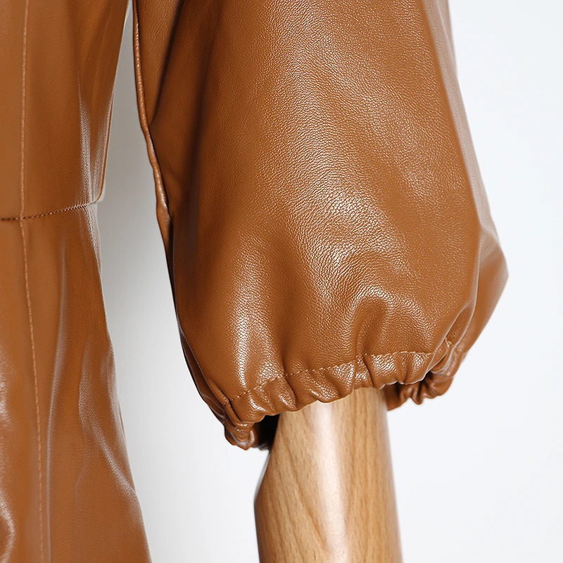 Платье-мини из искусственной кожи TWOTWINSTYLE с отложным воротником и пышными