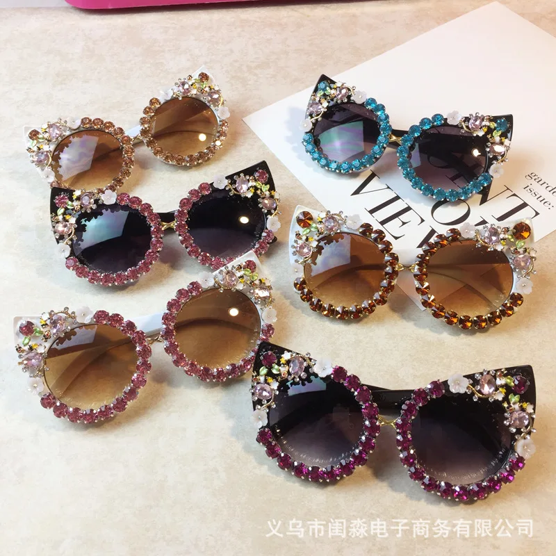 

Brand Design Handmade Rhinestone Cat Eye Sunglasses Fashion Glasses Women Flower with Pearl Round Vintage Sunglasses Beach Party