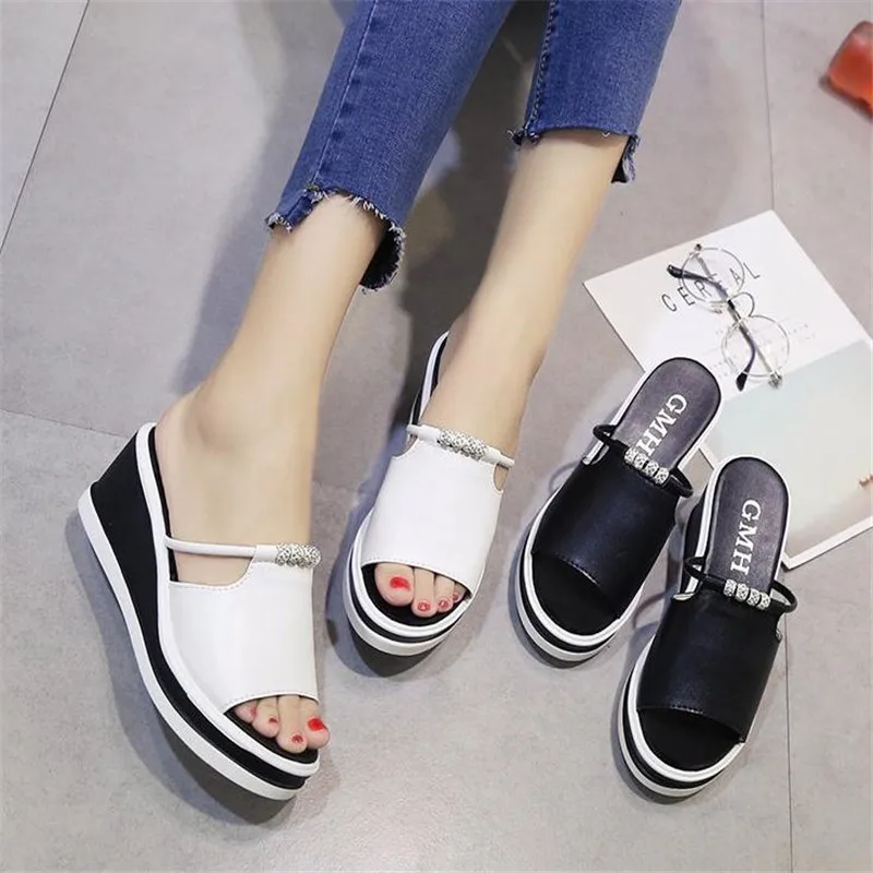 Женские кожаные босоножки на танкетке элегантные Босоножки с открытым носком и