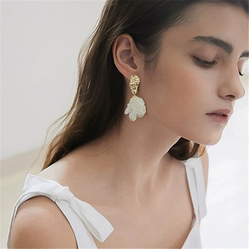 Серьги подвески с белыми листьями в виде ракушек и лепестков|Серьги-подвески| |