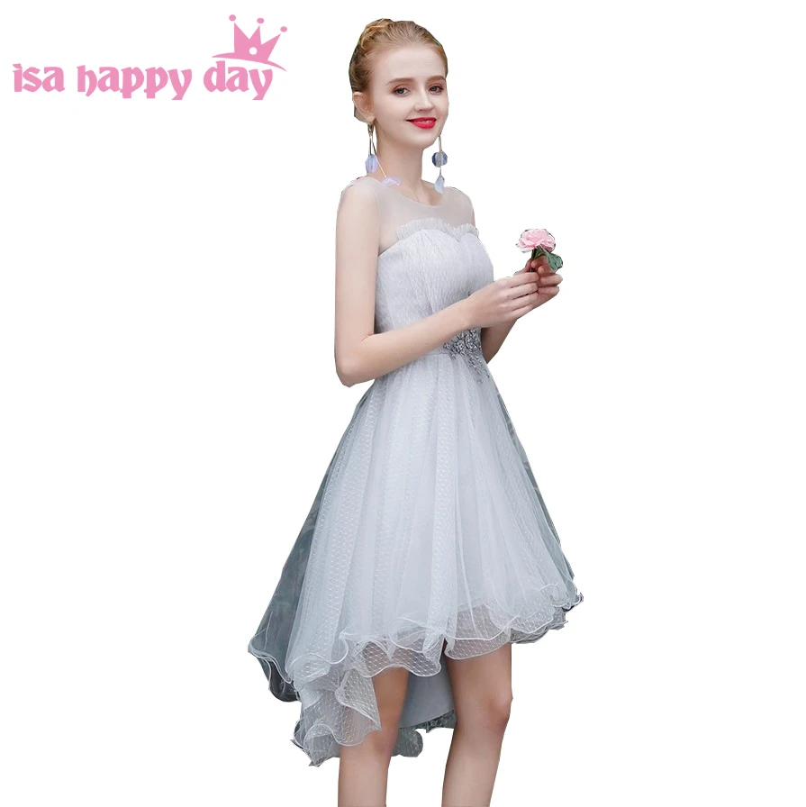 Женское платье подружки невесты короткое серого цвета с длинным спереди высокой