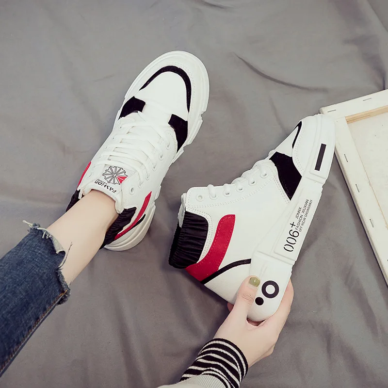 Женские высокие кроссовки из искусственной кожи белые на платформе для