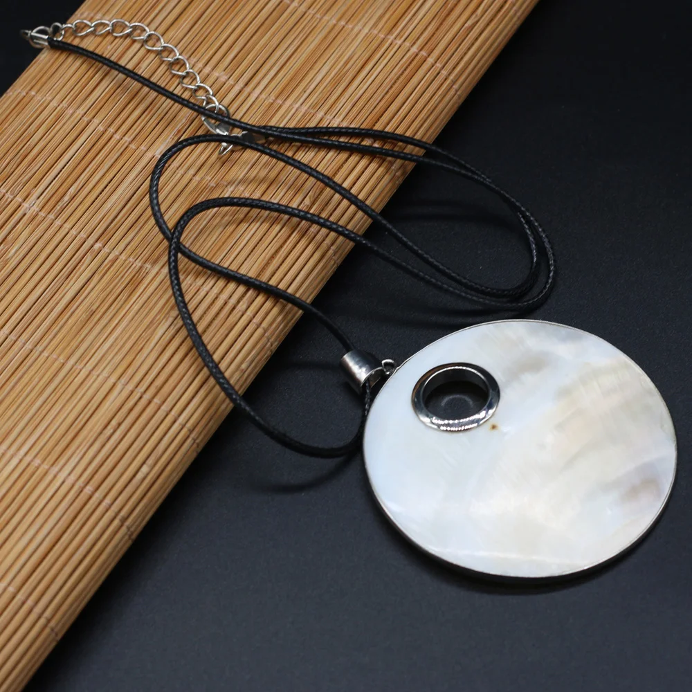 

Natural Summer Beach Shell Necklaces Bigt Round Mother of pearl Shell Pendant Charm Women Necklaces Jewelry Party Gift