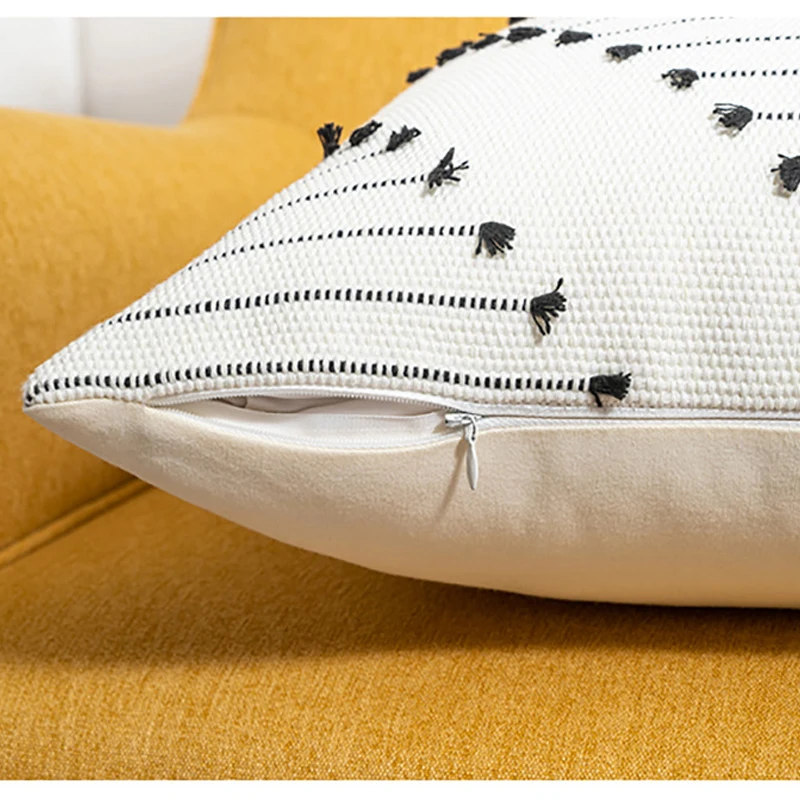 Декоративный чехол для подушки с кисточками в скандинавском стиле вязаный