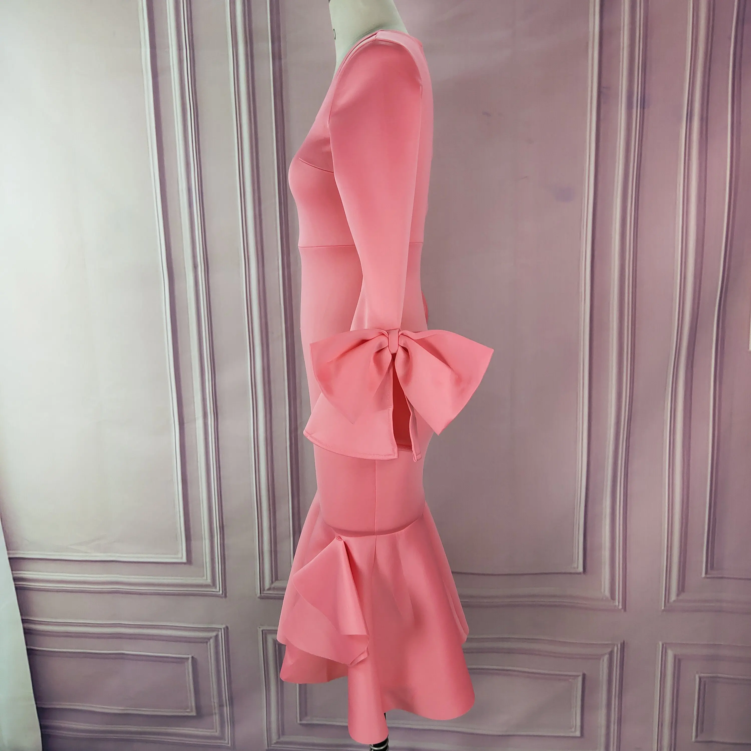 Женское облегающее вечернее платье элегантное с вырезами на плечах и бантом