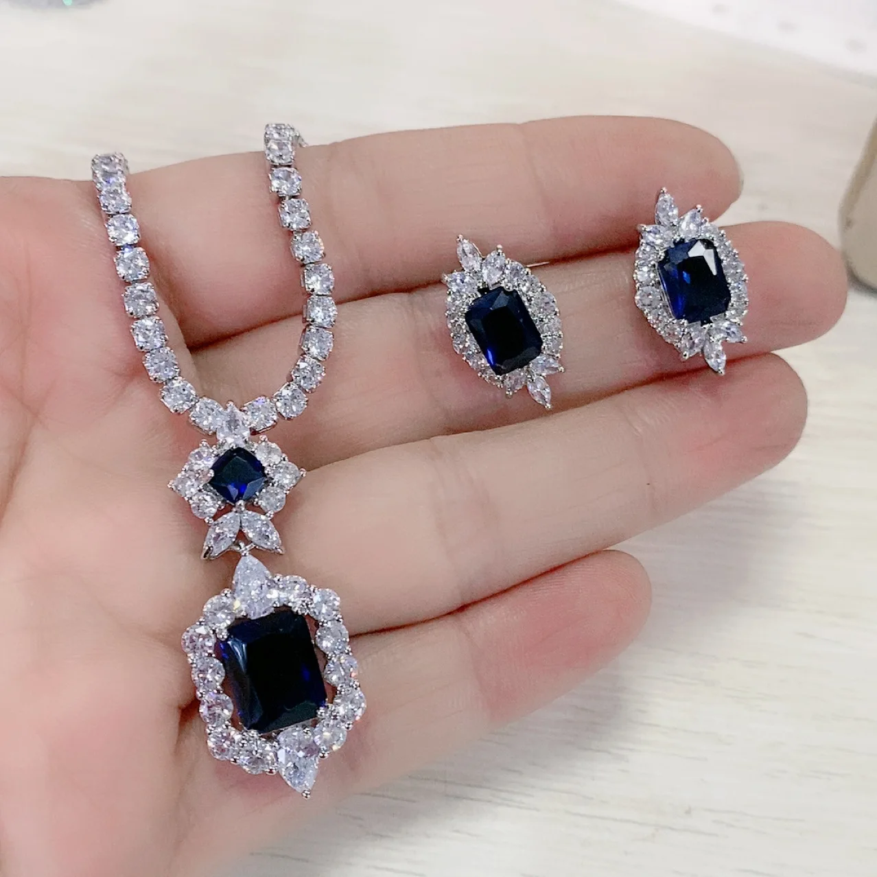 Комплект ювелирных изделий с изумрудом колье и серьги из белого золота |