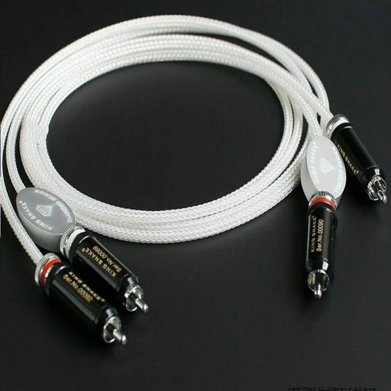 Соединительный серебристый кабель типа Змея для подключения к аудиокабелю