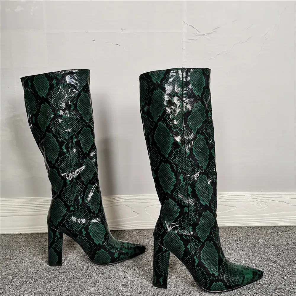 Женские сапоги до колена зеленые с острым носком на массивном каблуке под