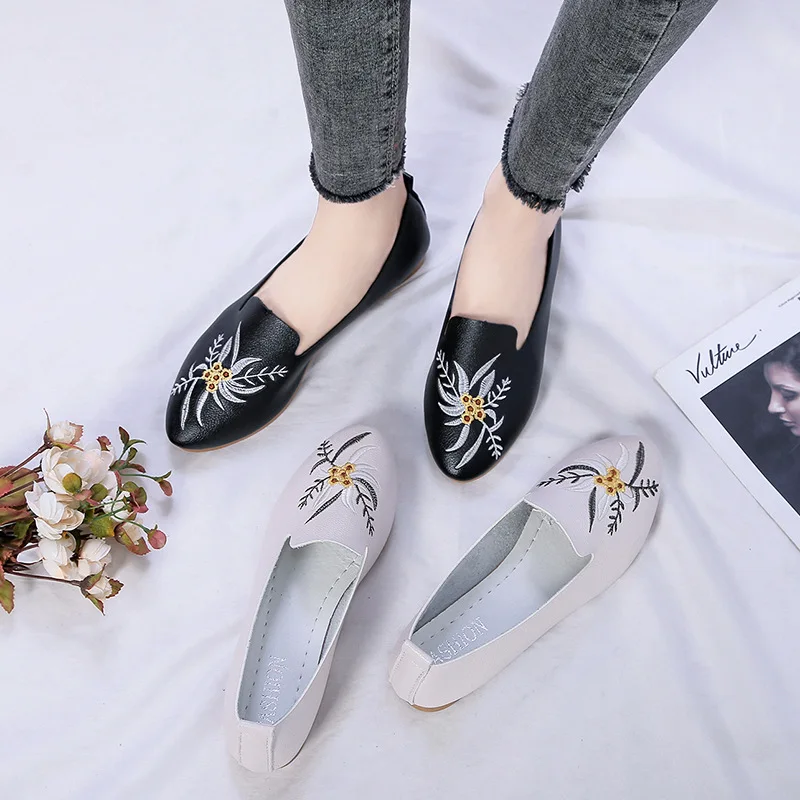 2020 Spring and Autumn Women Shallow Mouth Flats Shoes Printed Daily Shoes Women's Embroidery Casual Small Leather Shoes Loafers