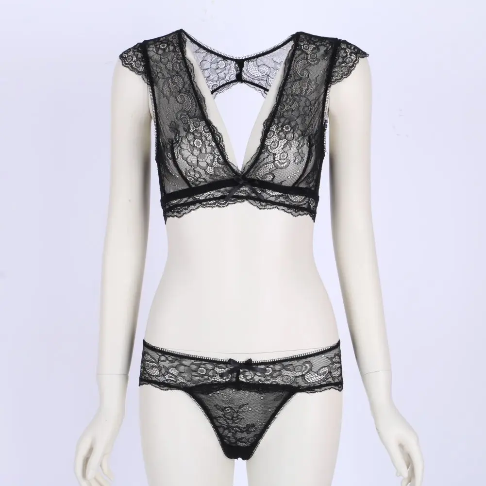 Комплект женского кружевного нижнего белья с чашками пуш-ап и глубоким V-образным