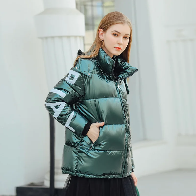 Женская кожаная куртка приталенная из хлопка короткая с яркой поверхностью