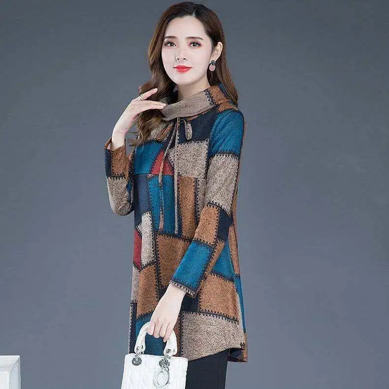 Футболка женская хлопковая с широким воротником в клетку принтом размера плюс