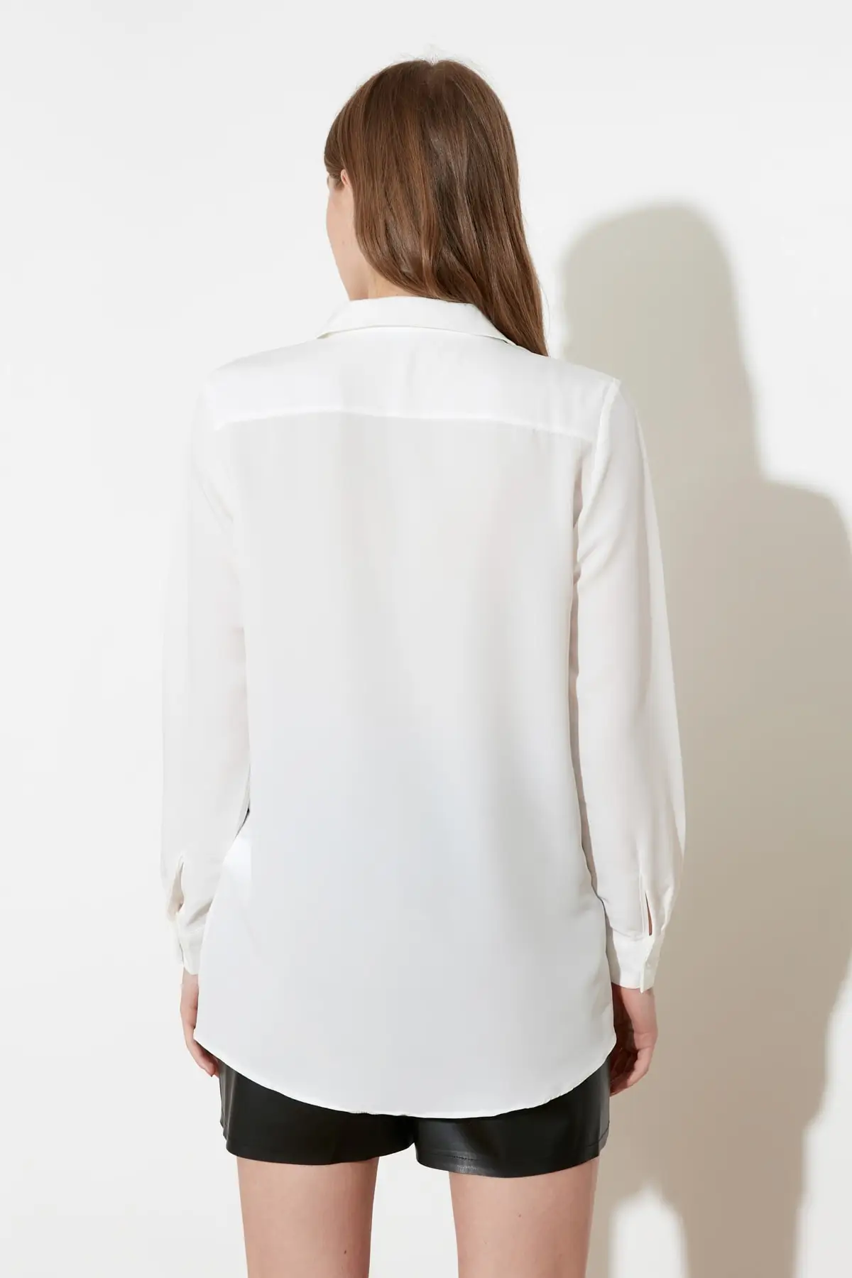 Белая рубашка с застежкой | Женская одежда