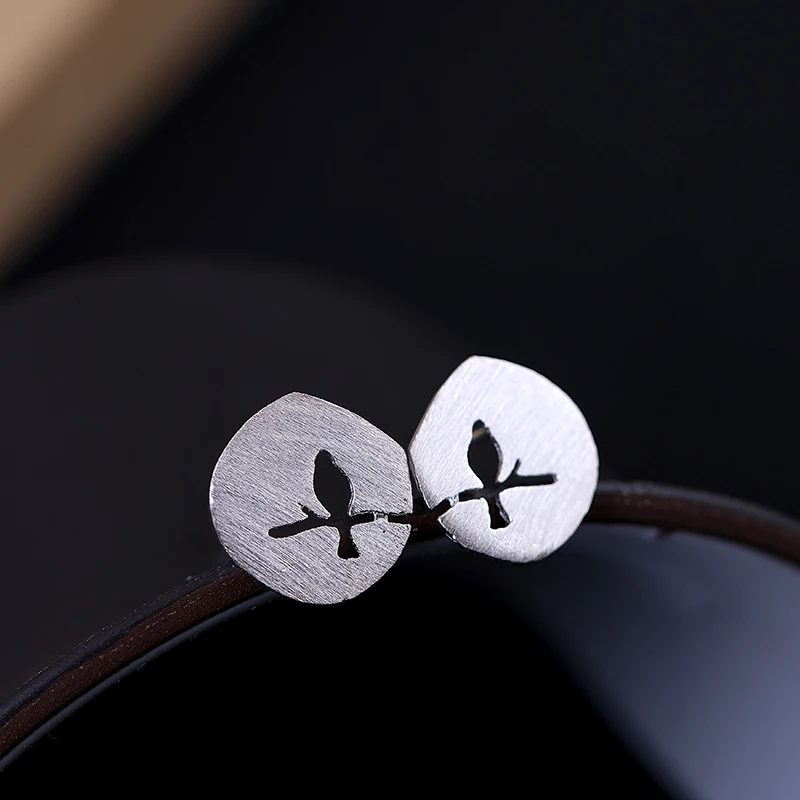 Женские серьги-гвоздики из серебра 925 пробы с матовой веткой дерева | Украшения и