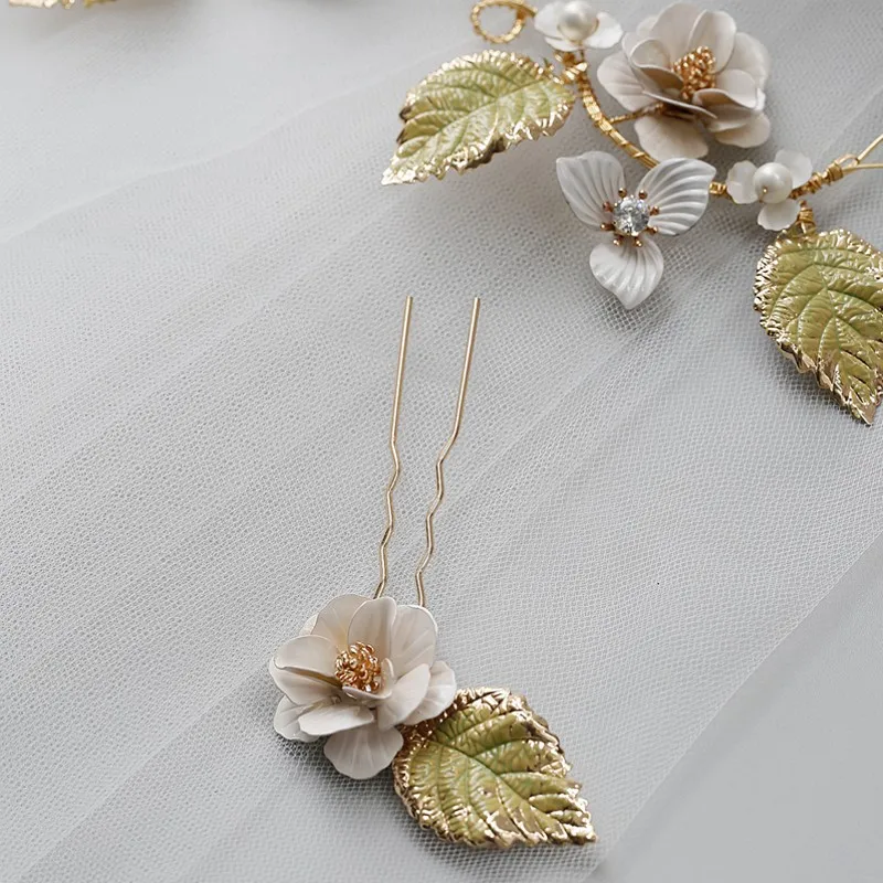 Заколка для волос женская с цветами и зелеными листьями ручная роспись