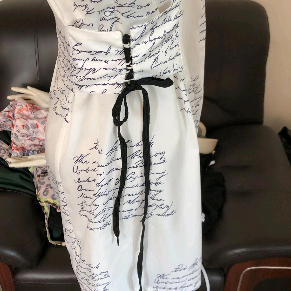 Женское платье-рубашка в стиле старой газеты с отложным воротником и надписью