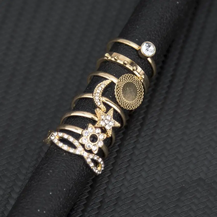 Женское кольцо в стиле бохо Золотое Винтажное с кристаллами виде луны и звезд